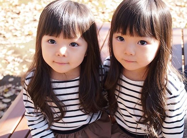 这对日本双胞胎小姐妹，复制粘贴的脸蛋和打扮，直接萌倒无数网友... - 2