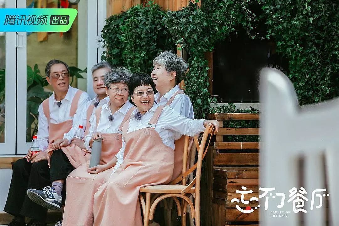 黄渤宋祖儿和这群老人一起开的餐厅，是2019最大的催泪弹没错了 - 1