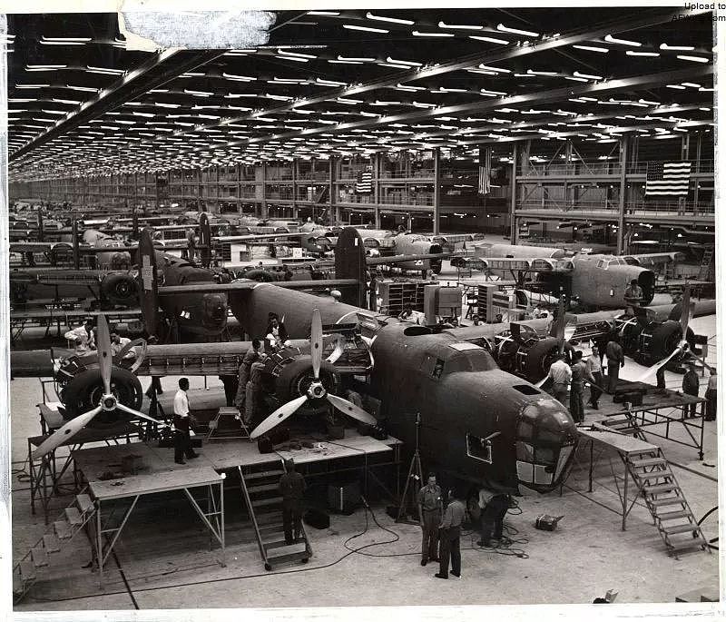 美国B-24轰炸机二战中生产18000架，四成是福特公司生产｜老照片 - 4