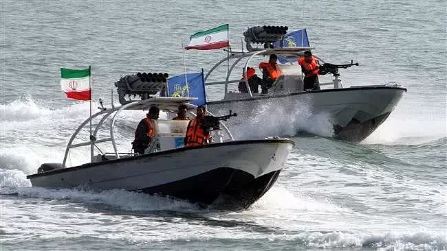 罗斯福号航母进入波斯湾：警报！大批伊朗快艇来袭，这不是演习！ - 11