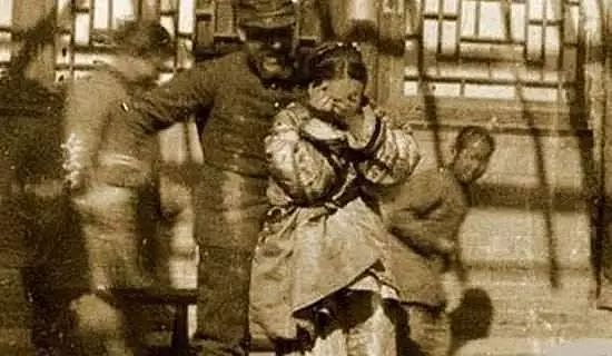 军事 | 八国联军在北京：烧杀抢掠无所不为，日军装文明其实掳掠最多 - 5