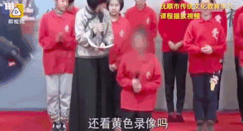 澳媒曝光：一中国女子下跪磕头：“爸妈我错了，以后不看黄色视频了！”更多奇葩言论引争议！“澳网友：“快引进澳洲吧！” - 7