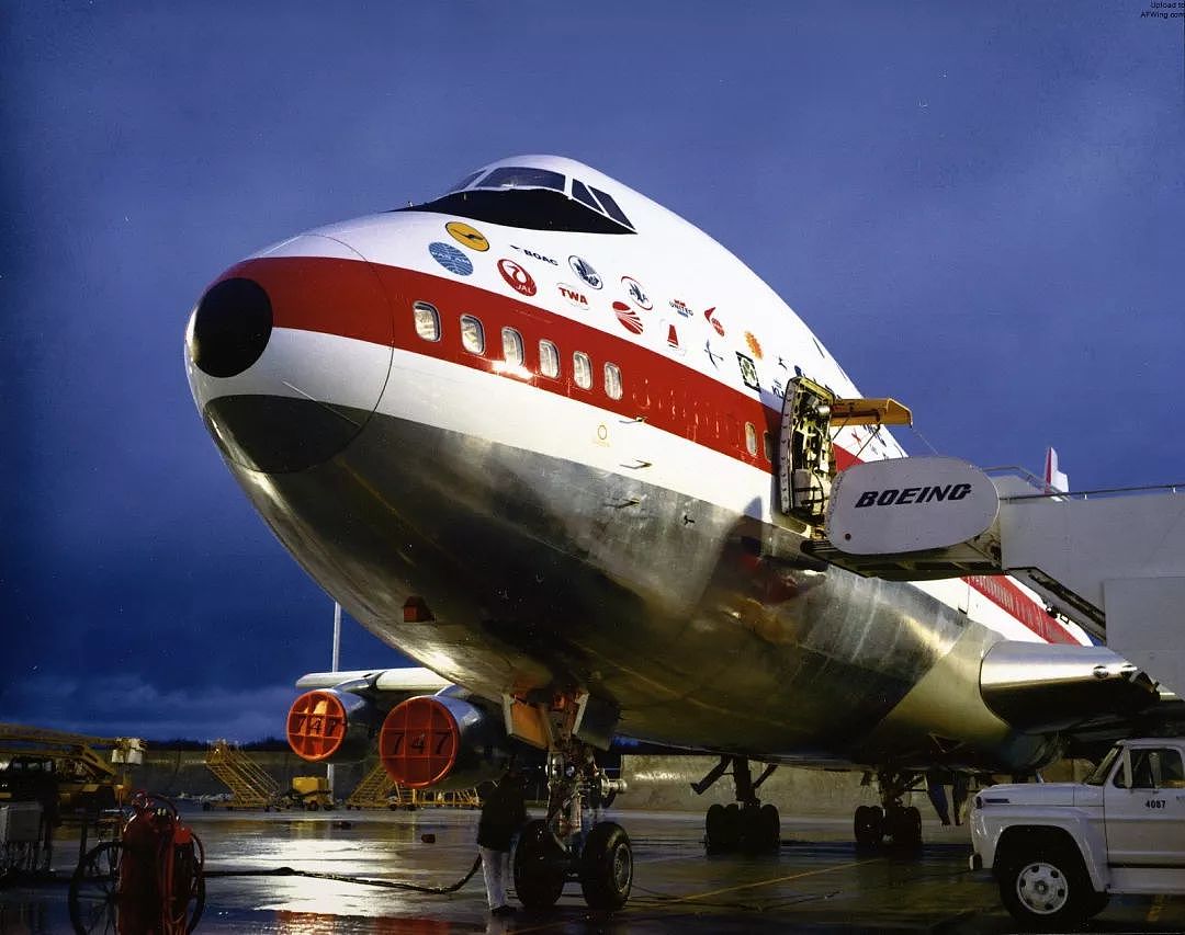 从战略运输机到巨型珍宝客机，波音747空中女王诞生记｜老照片 - 35