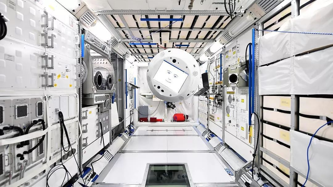 Space X 派机器人船员进入空间站，科幻片场景成真了 - 2