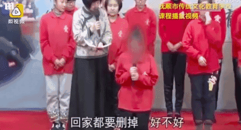 澳媒曝光：一中国女子下跪磕头：“爸妈我错了，以后不看黄色视频了！”更多奇葩言论引争议！“澳网友：“快引进澳洲吧！” - 8