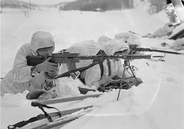 “曾出口中国，却因卡壳出名”芬兰国产的M26轻机枪有多坑？ - 24