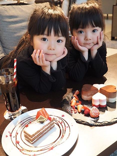 这对日本双胞胎小姐妹，复制粘贴的脸蛋和打扮，直接萌倒无数网友... - 4