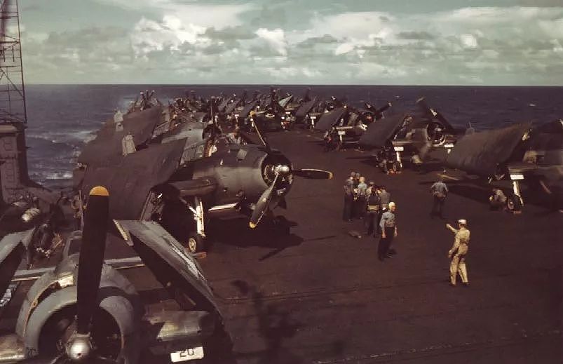 美航母编队的灾难：二战时遭台风蹂躏，被迫取消对日作战 - 14