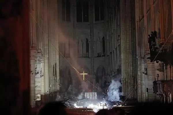 巴黎圣母院大火：有些风景，一旦错过便是永远。 - 13