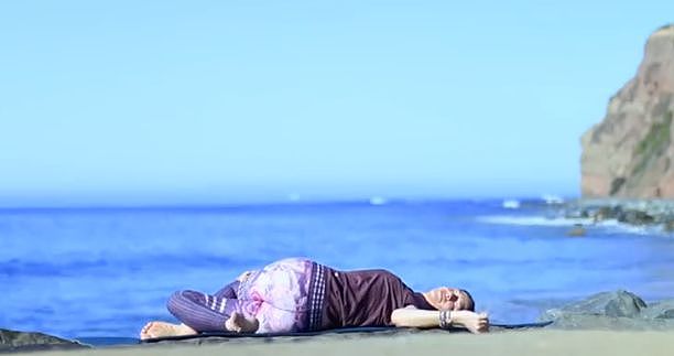 海边练瑜伽，精气神十倍充足 ▷ 每日一练 - 21