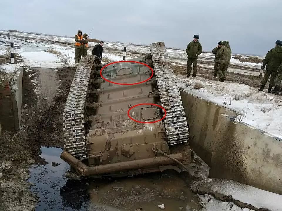 俄军T-72翻车，坦克兵保命设计露出，坦克被击中后如何逃生？ - 2