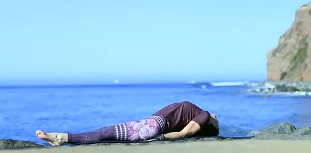 海边练瑜伽，精气神十倍充足 ▷ 每日一练 - 15
