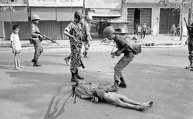 越南当街枪毙俘虏被人拍下引起民众反战，那这个人到底该不该死？ - 8