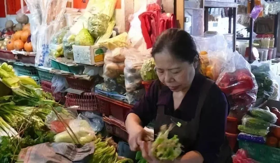 中国卖菜大妈，因为一件事惊动BBC、登上《时代》周刊，排名超过奥巴马、乔布斯！ - 12