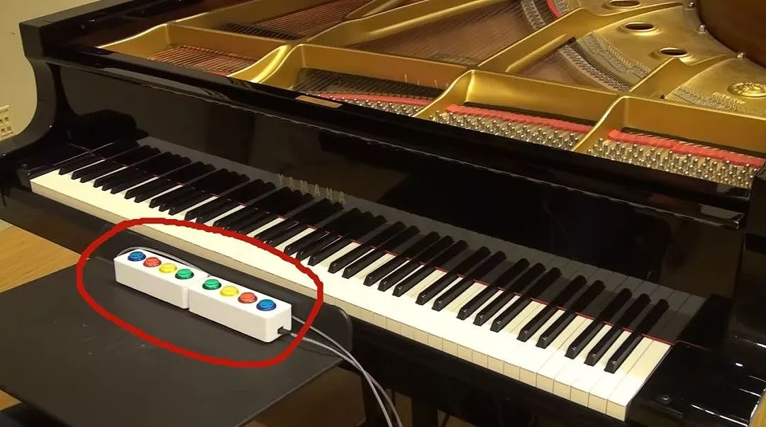 科技大佬“改造”钢琴，只留了8个键。。 - 1