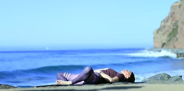 海边练瑜伽，精气神十倍充足 ▷ 每日一练 - 17