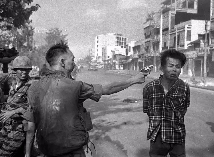 越南当街枪毙俘虏被人拍下引起民众反战，那这个人到底该不该死？ - 3