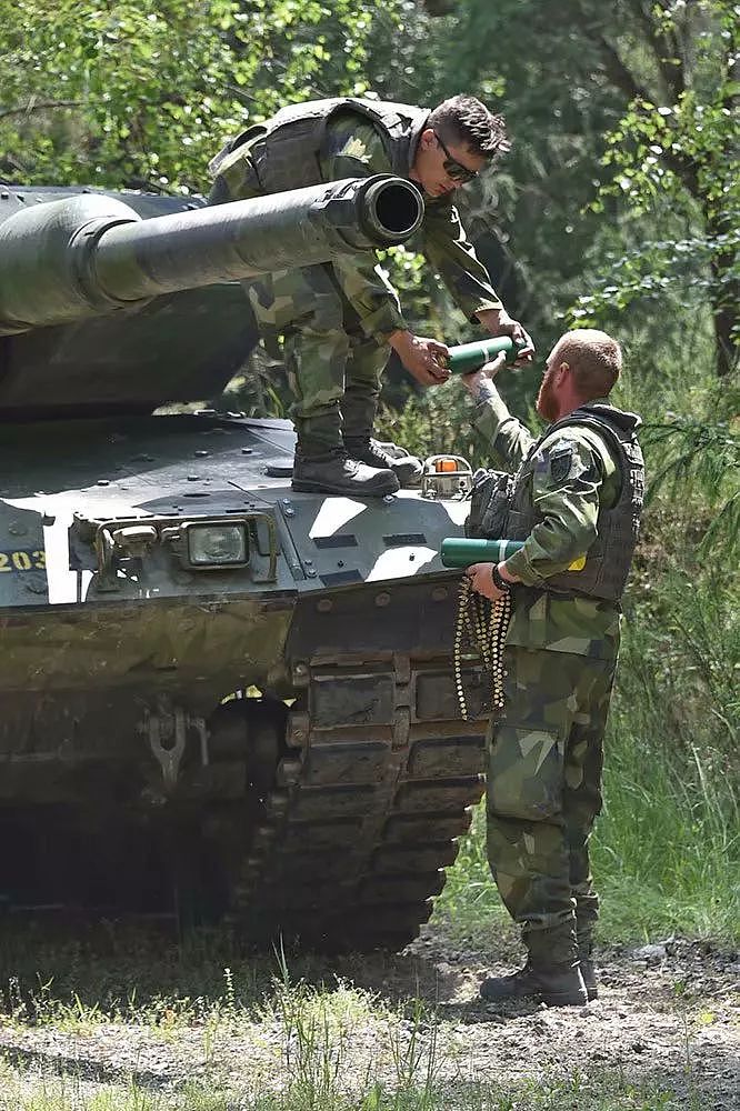欧洲最强坦克挑战赛，瑞典女兵扛炮弹性感抢镜！ - 10