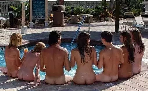 全球最大的裸体小镇，所有男女都禁止穿衣服，违者坐牢罚款！ - 11