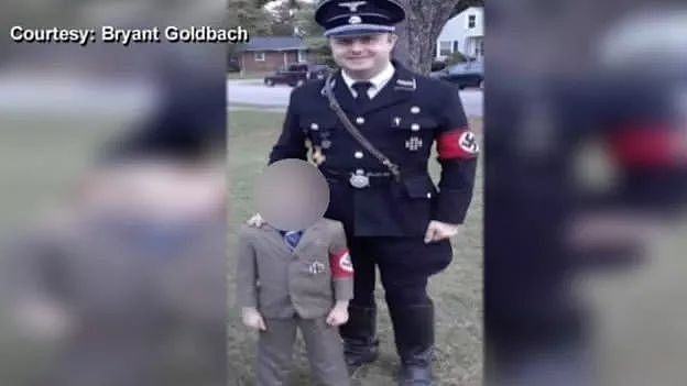 万圣节男子穿党卫军制服，将5岁儿子扮成希特勒，作死行为遭猛批 - 3