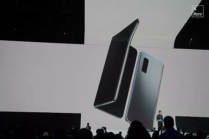 超酷！三星折叠手机发布，设计惊艳，价格贵哭 - 10
