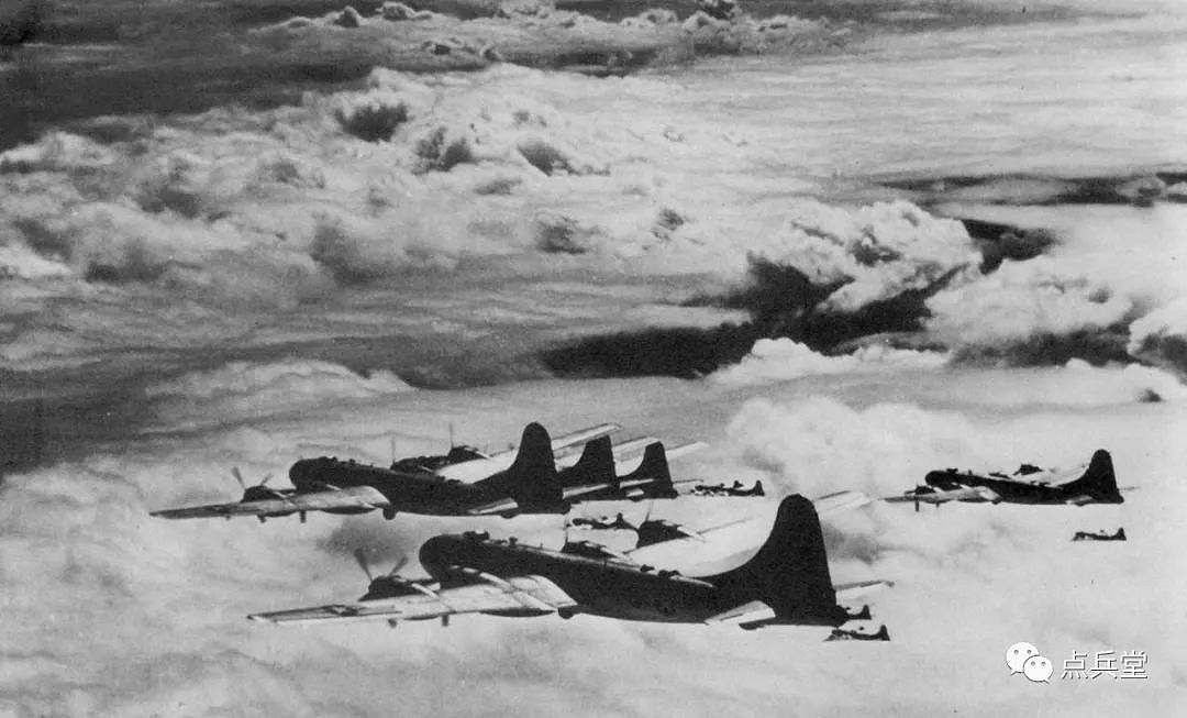军事 | 长江上空的鹰：美军轰炸机空袭武汉打击日军，汉口城区笼罩在浓烟之中 - 7