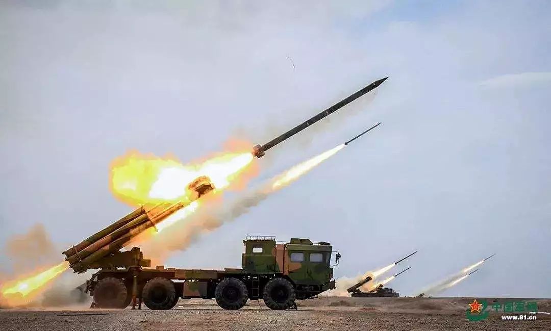 中国火箭炮号称小国战术导弹，射程四百千米的自己为何没装备 | 军情晚报 - 4