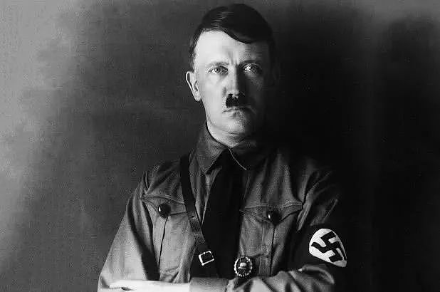 万圣节男子穿党卫军制服，将5岁儿子扮成希特勒，作死行为遭猛批 - 4