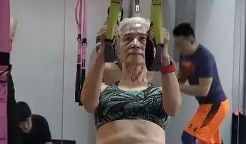 73岁天津白发奶奶坚持健身13年，如今活得像17岁少女... - 3