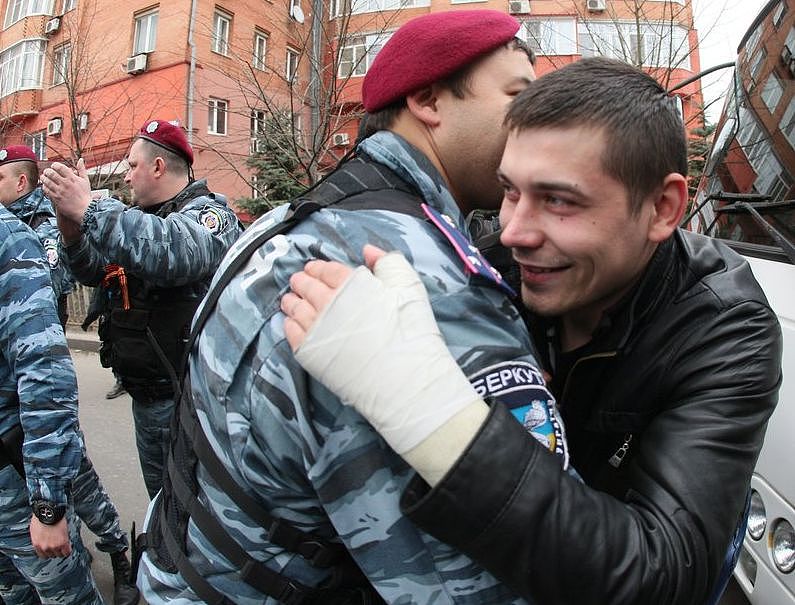 可杀不可辱！乌克兰逼金雕特种部队下跪，几十人扭头叛逃俄罗斯 - 12