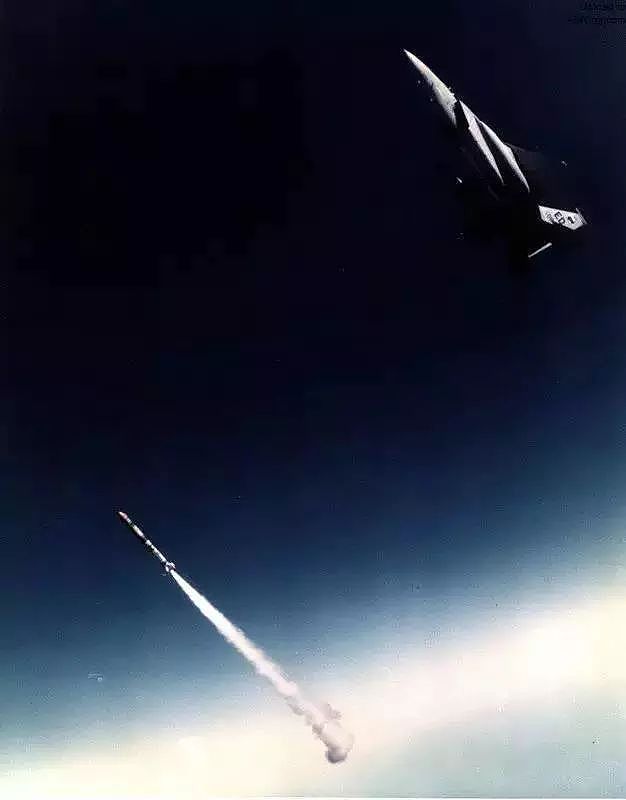 人类首次干掉太空目标！F-15的导弹居然击落了一颗卫星？ - 6
