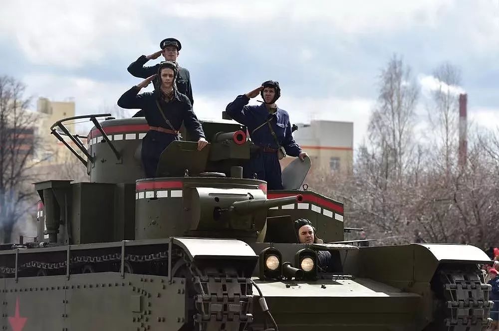 俄国阅兵把二战古董战车开上大街，T35坦克引起军迷一片尖叫 - 21