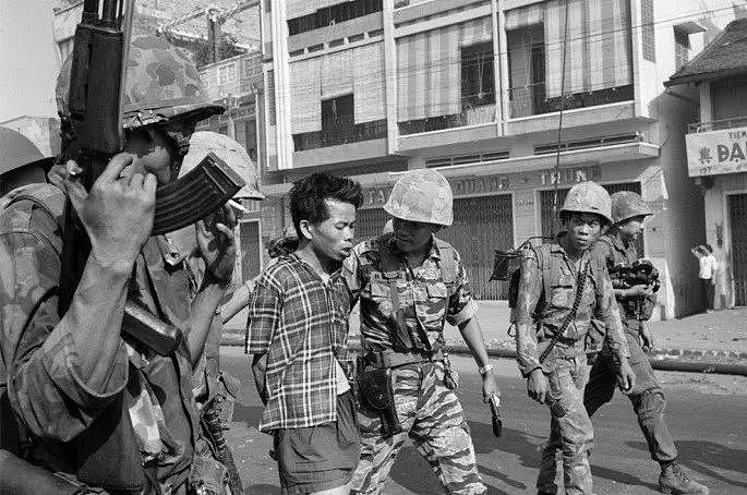 越南当街枪毙俘虏被人拍下引起民众反战，那这个人到底该不该死？ - 2