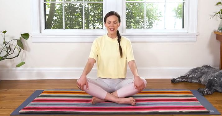 瑜伽简易坐姿，每天3分钟，延缓衰老 ▷ 每日一练 - 1