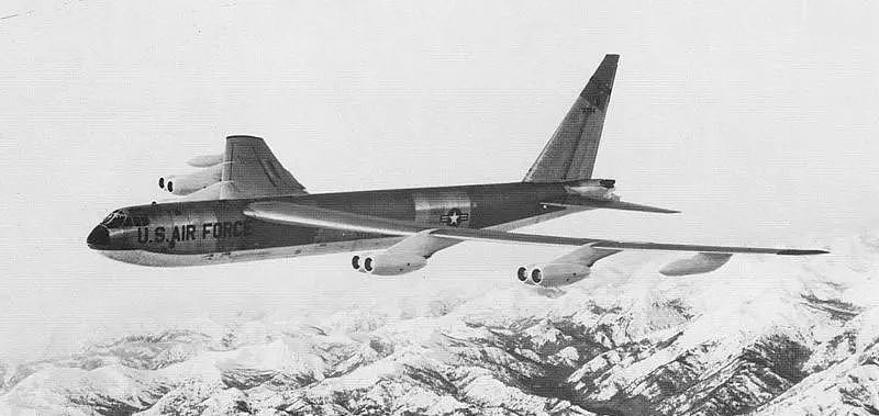 同温层那么冷，B52轰炸机的机组人员在高空穿什么保暖 - 7