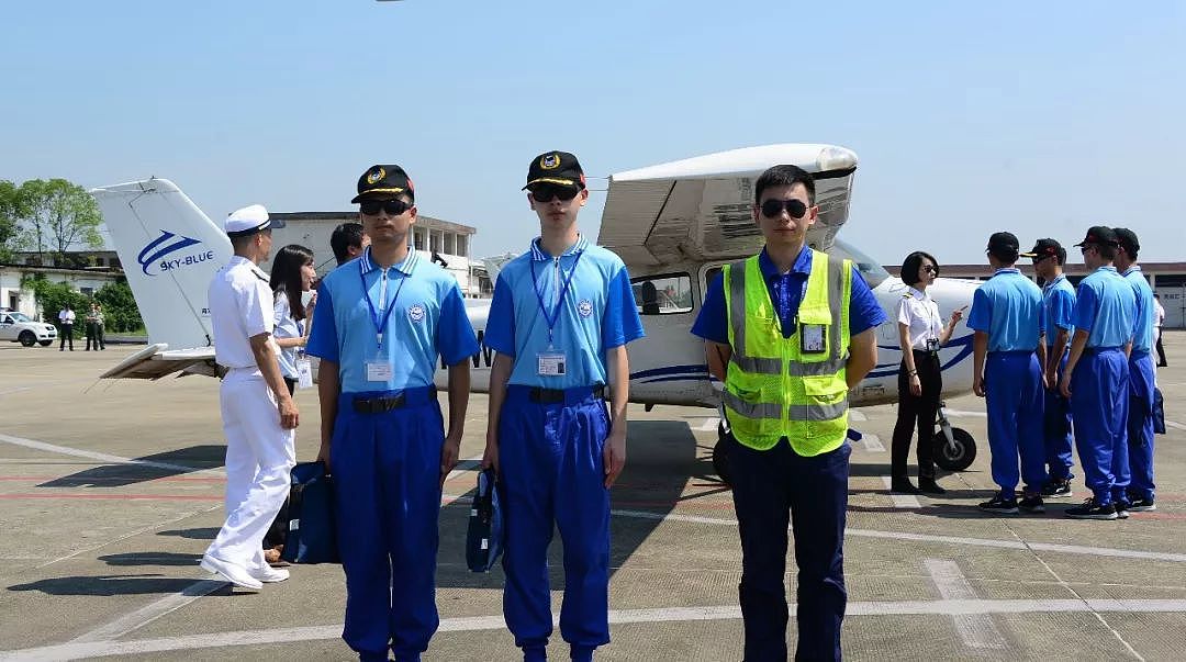 这些中国学生不简单！16岁就开战机，未来或登上航母｜军情晚报 - 2