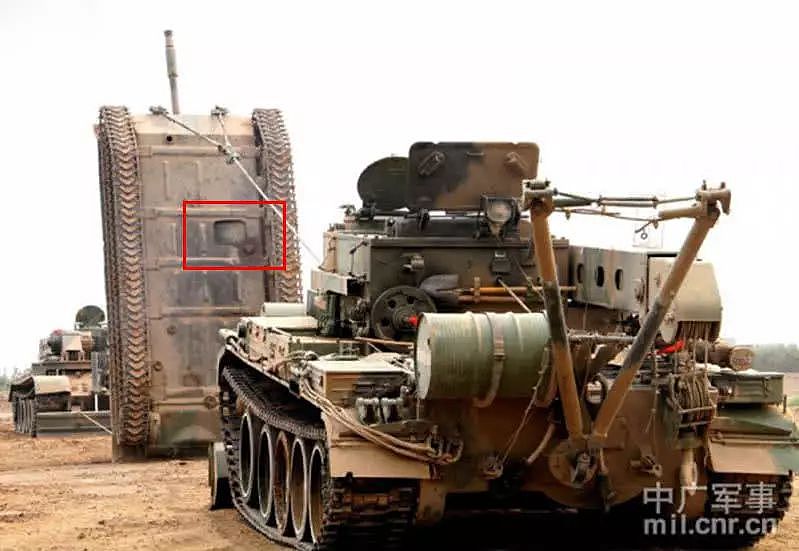 俄军T-72翻车，坦克兵保命设计露出，坦克被击中后如何逃生？ - 11