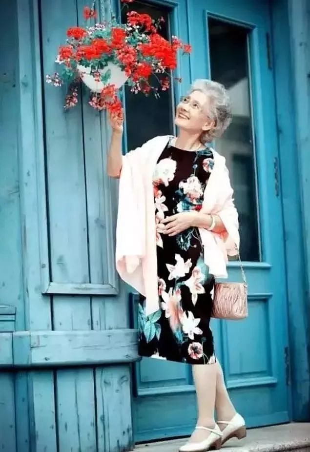 70岁中国旗袍奶奶，走向国际T台，惊艳世界：等我老了，也要这样美 - 16
