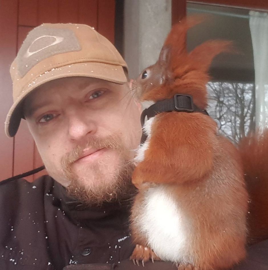5年前大叔救了一只松鼠，却被它跟了一辈子：你陪我一程，我念你一生 - 38