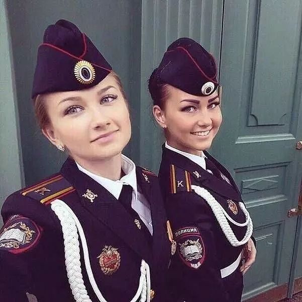 俄罗斯女警美得就像玩警服cosplay一样 - 46