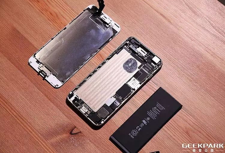 旧 iPhone 换电池真的会变快吗？我们拆了一台 iPhone 给你答案 - 8
