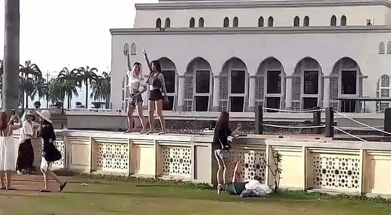 中国女游客穿着不雅在清真寺前热舞，惹怒当地人导致清真寺关闭！ - 1