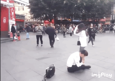 男子当街跪地向女友求婚，接下来发生的一幕……哈哈哈哈哈哈 - 52
