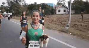 跑马拉松时遇到被遗弃的狗狗，妹子抱着它跑完30公里！ - 3