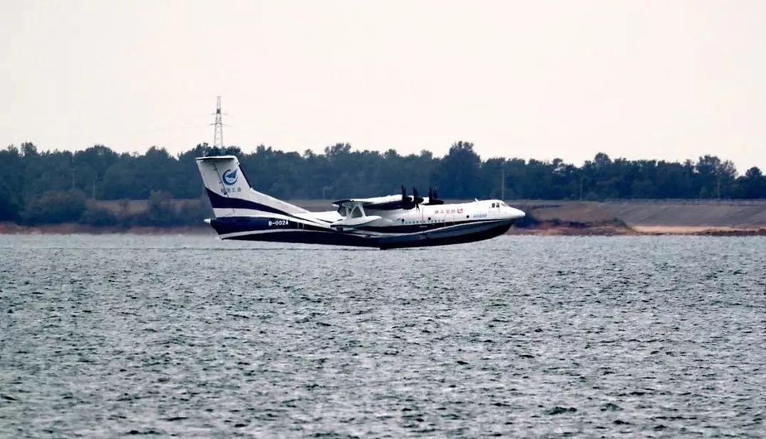 中国AG600首次水上起降，美国也曾热衷水上飞机，造出水上B52 - 1