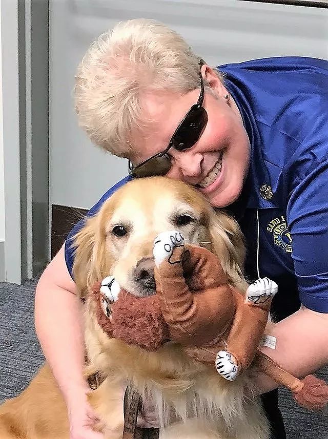 眼盲主人第一次看到自己的导盲犬…她激动到落泪：你是最可爱的狗狗 - 3