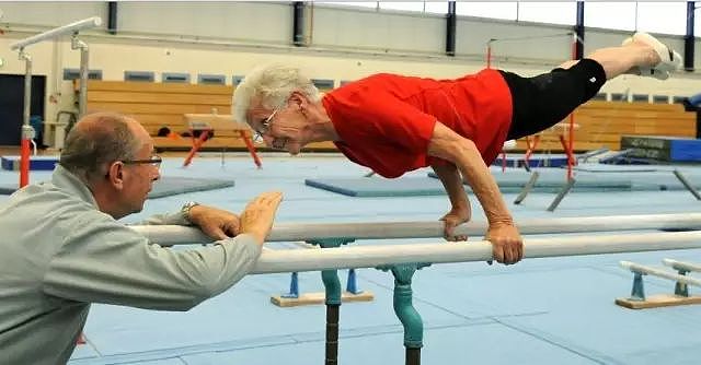 80岁秀恩爱、玩体操、90岁跳伞庆生、做极限运动，这个奶奶活成了18岁少女 - 26