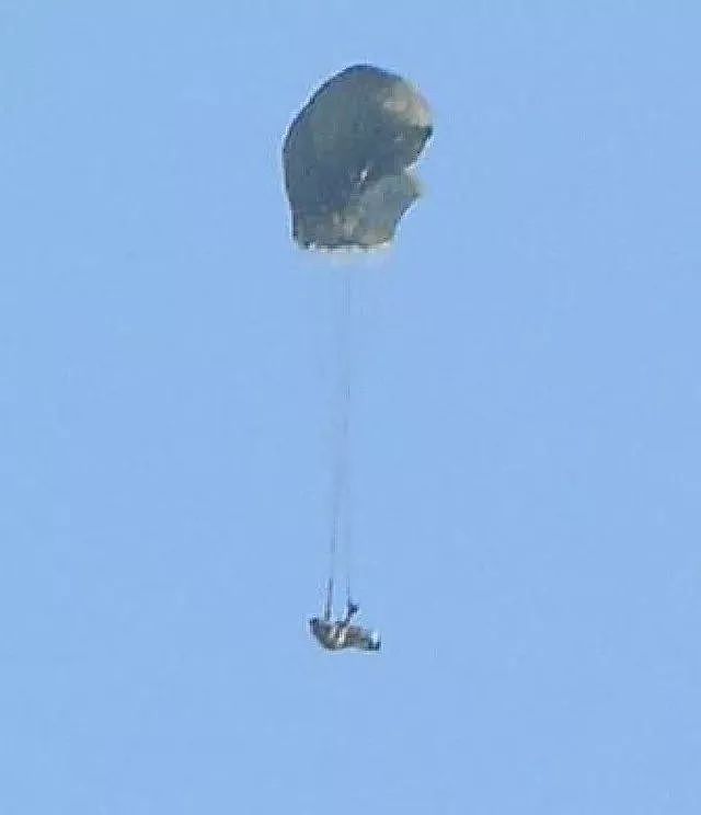 台伞兵300米高空坠落，解放军伞兵的方法可避免悲剧 | 军情晚报 - 4