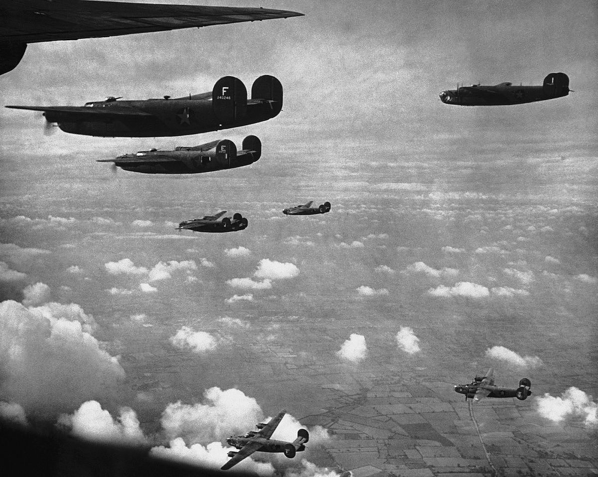 美国B-24轰炸机二战中生产18000架，四成是福特公司生产｜老照片 - 19