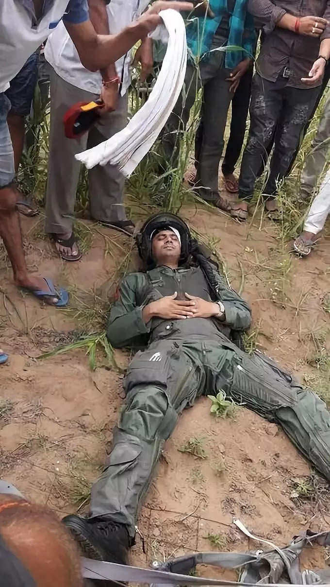 印度空军飞行员跳伞落地淡定午睡？画风很搞笑，原因却很沉重 - 3